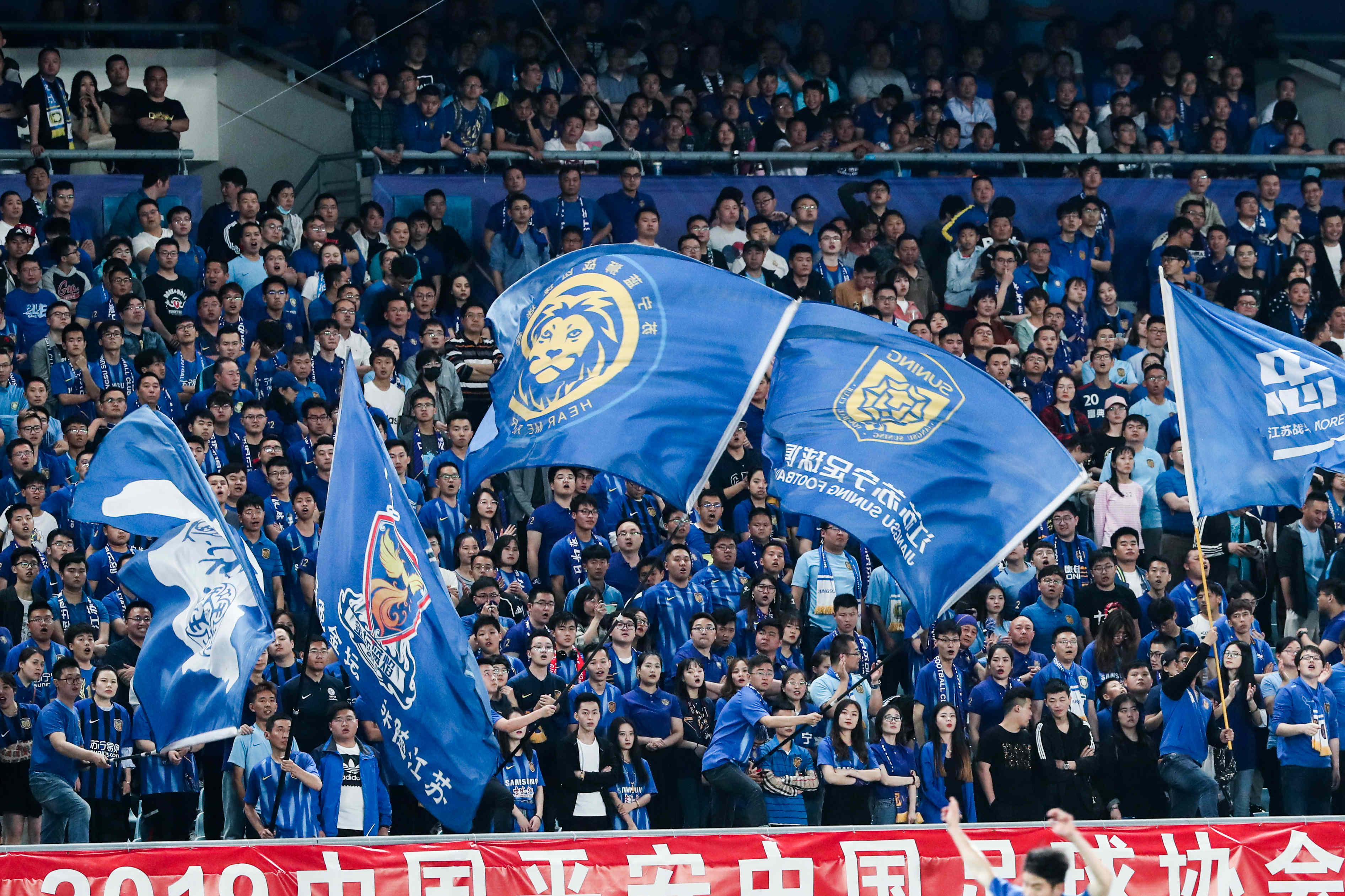 江苏苏宁挑战北京国安，豪门对决谁能胜出？